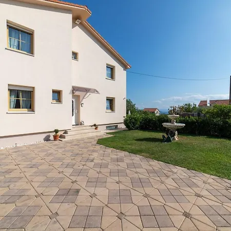 Ferienhaus Four Bedroom With Pool