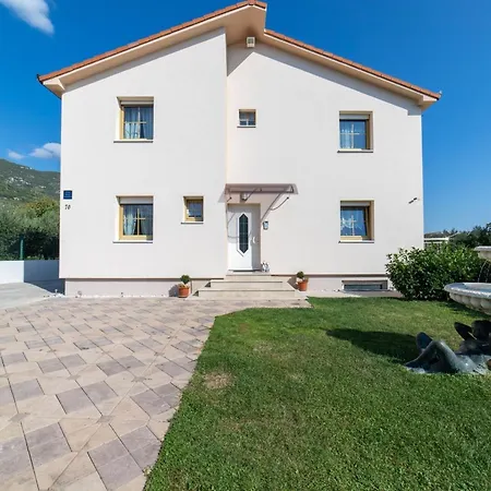Four Bedroom With Pool Kaštel Stari