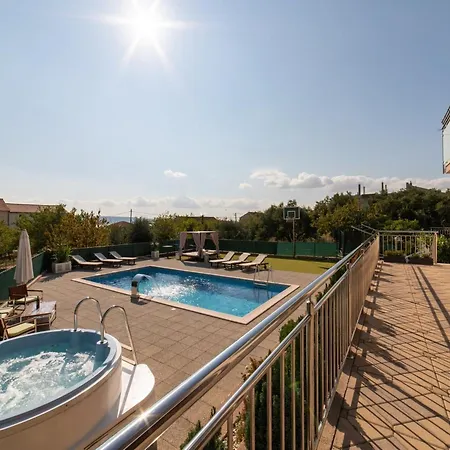 Four Bedroom With Pool *