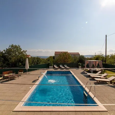 Four Bedroom With Pool Kaštel Stari