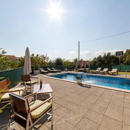 Four Bedroom With Pool Ferienhaus Kaštel Stari