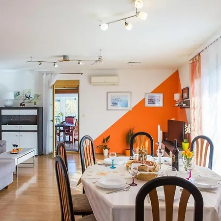 Ferienhaus Four Bedroom With Pool Kaštel Stari