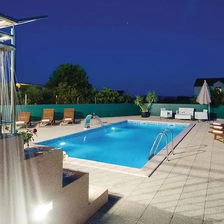 Four Bedroom With Pool * Kaštel Stari